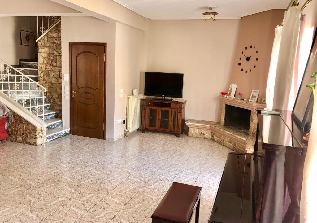 Dafni-Ymittos Apartment | Αυτόνομη μεζονέτα με εσωτερικό τζάκι και μπαλκόνια