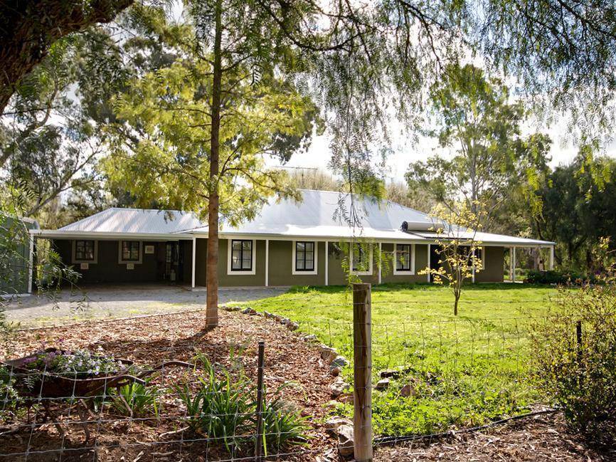 Upper Wakefield Bed & Breakfast | 100 m² Bed and breakfast ∙ 2 bedrooms ∙ 4 guests