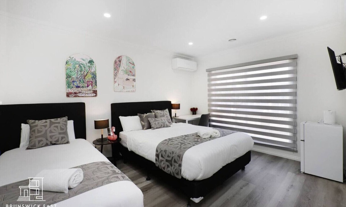 Brunswick East Apartment | 103 Luxury Queen & King Single beds w/Fast WiFi - 18 mins tram to CBD