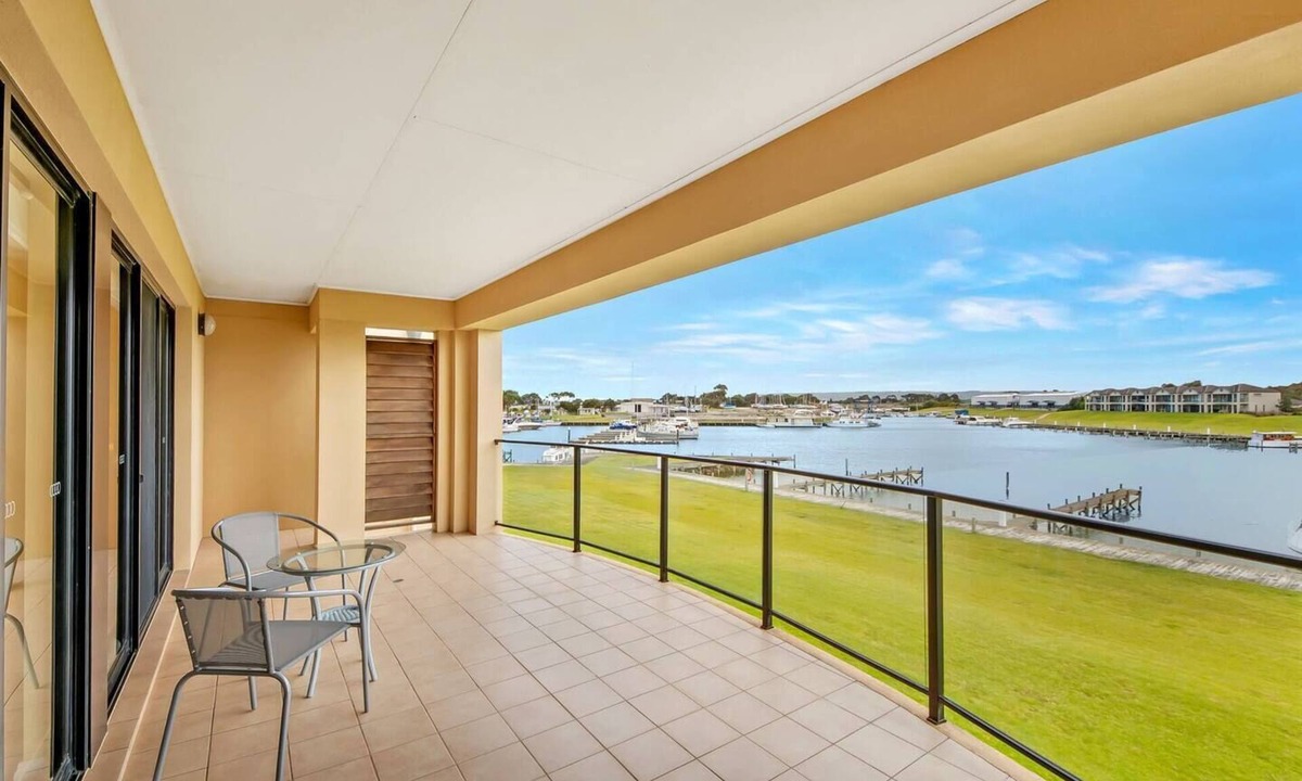 Nangkita House | 11 Vesta Dve - Waterfront