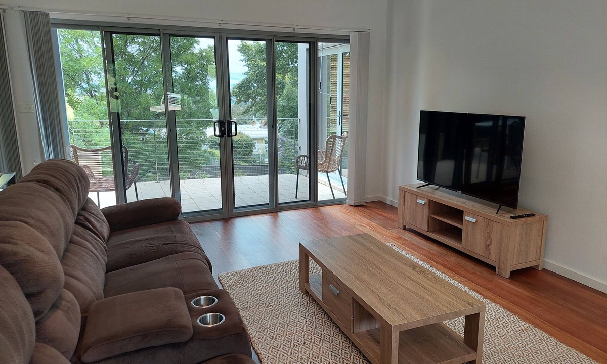 East Tamworth House | "123 Fitzroy" 4 B/room townhouse overlooking East!