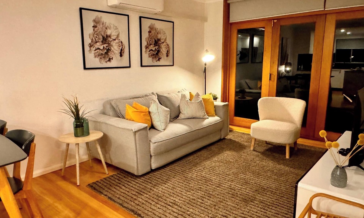 Bdrm Apt Annandale Courtyard | Annandale