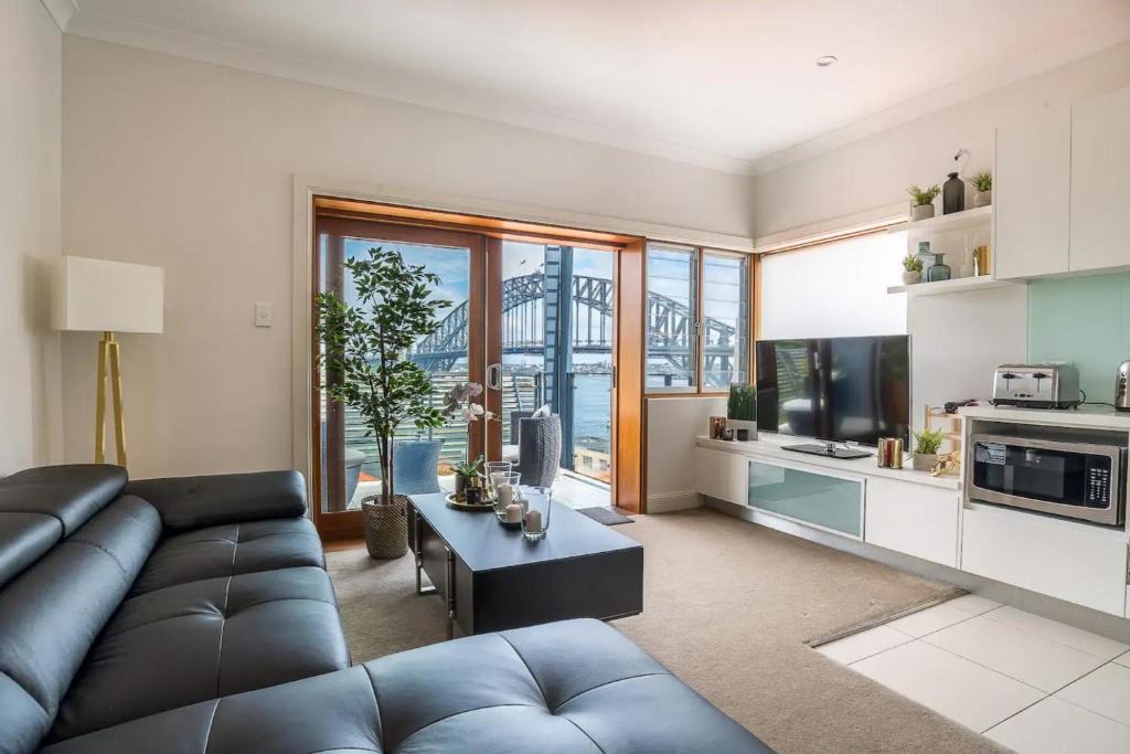 Kirribilli Apartment | 2 Bedroom Home in Kirribilli with a Great View