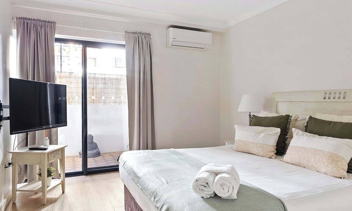 Perth Central Business District Apartment | 2 Paradise Pool +Parking HUGE 1BR CBD