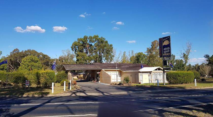 Coonabarabran Hotel | 204 m² Motel ∙ 3 bedrooms ∙ 9 guests