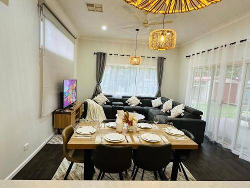 Dubbo House | 240 m² House ∙ 4 bedrooms ∙ 8 guests