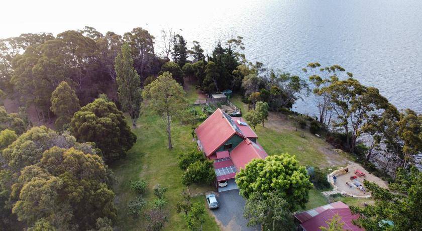 Deep Bay House | 250 m² House ∙ 20 guests