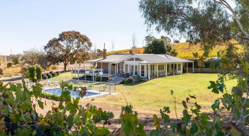 Spring Farm House | 250 m² House ∙ 4 bedrooms ∙ 8 guests