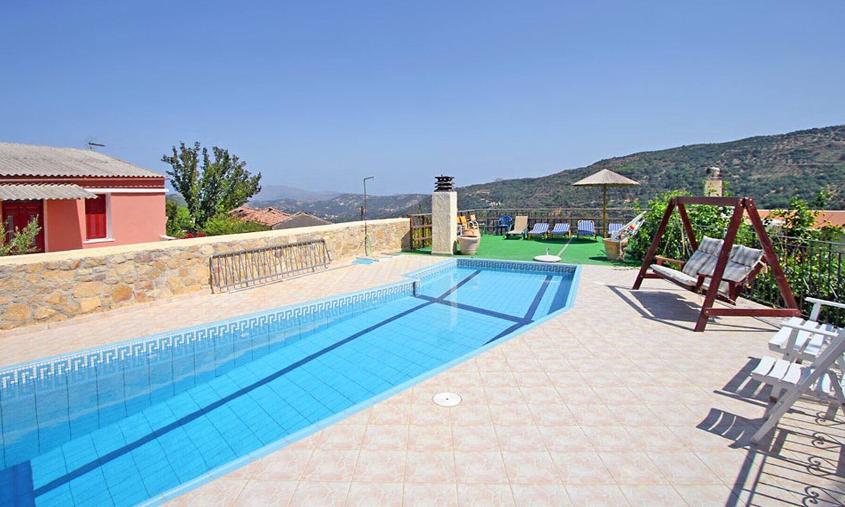 Topolia House | 3-bedroom Topolia House With Shared Pool