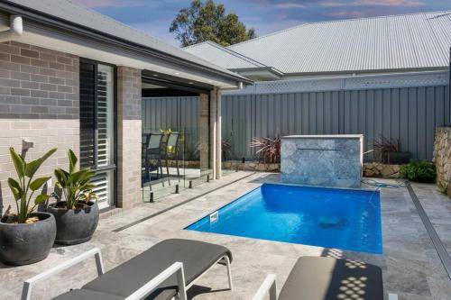Belmont North House | 350 m² House ∙ 4 bedrooms ∙ 9 guests