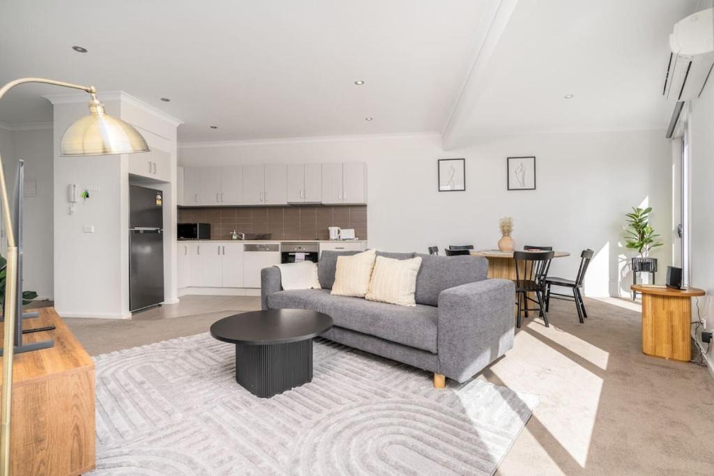 Braddon Apartment | 3BR Modern Apt Prime Location 7 Mins to CBD - Hosted by Canstay