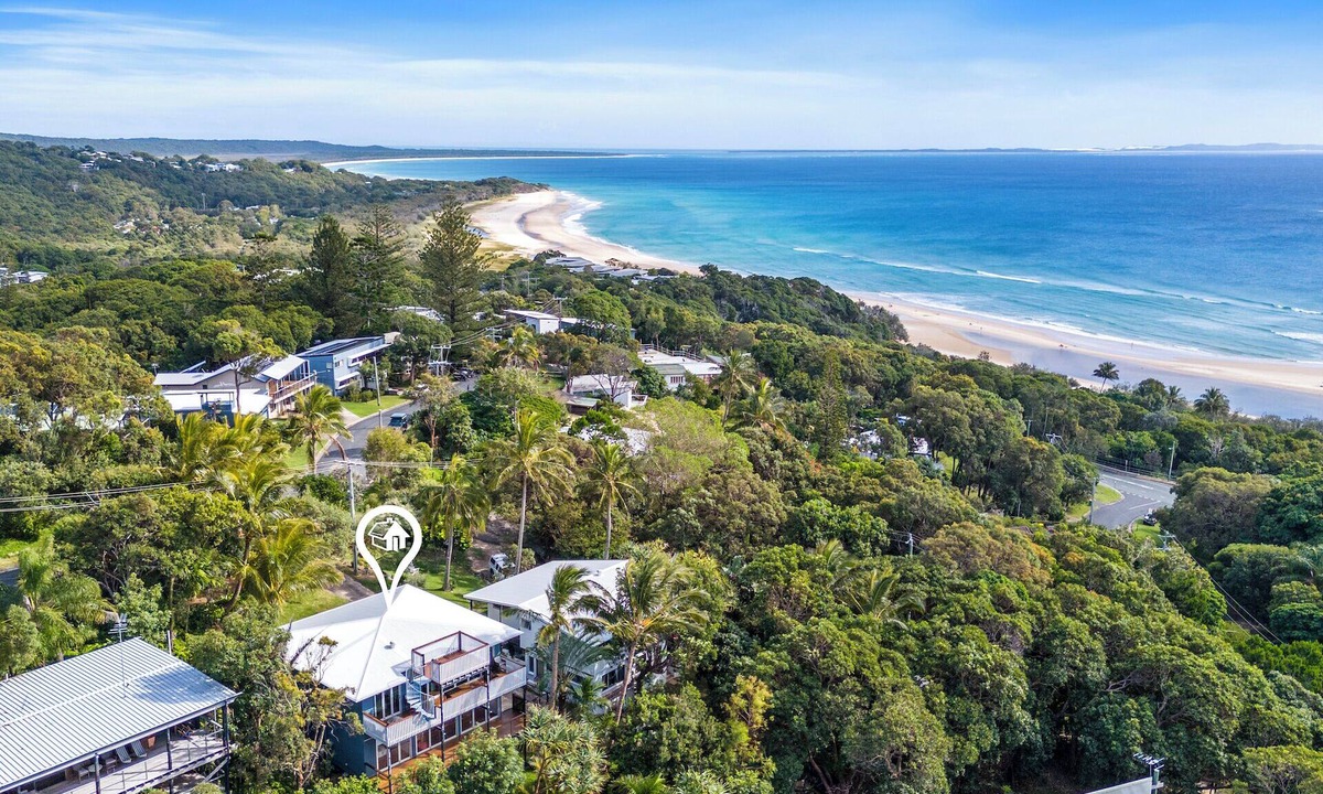 Point Lookout House | 4 Bedroom beach house only minutes walk to Cylinder Beach.