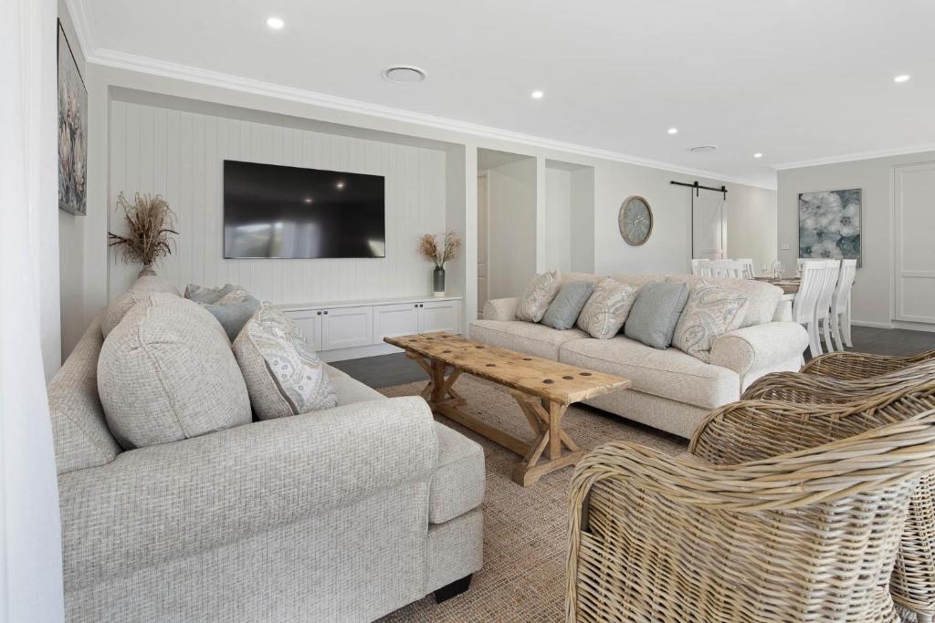 Sunshine Bay House | 4 bedroom home with theatre room, close to CBD and beaches.