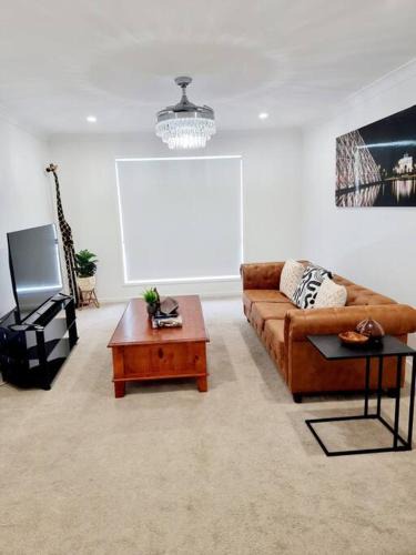 Logan Reserve House | 5-Bedroom House: Ensuite, Netflix, Prime Location