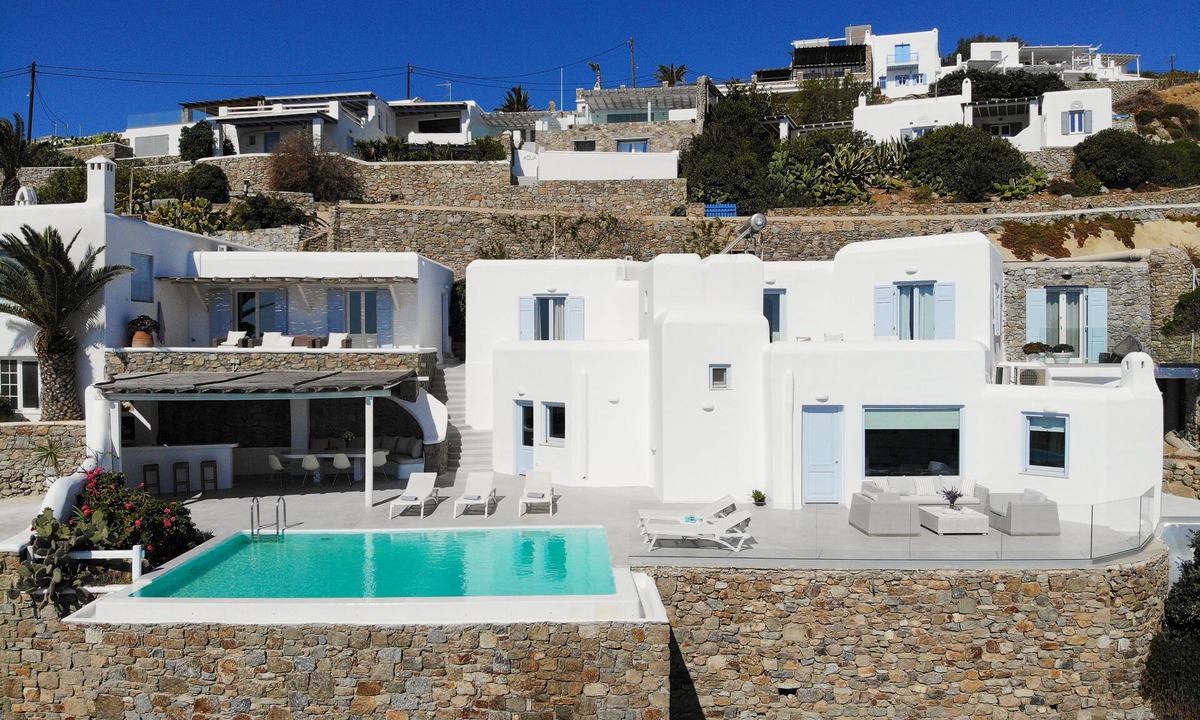 Paraga Villa | 6 minutes drive to Psarou’s NAMMOS, 10 mins to SCORPIOS! New Hot tub/Jacuzzi!