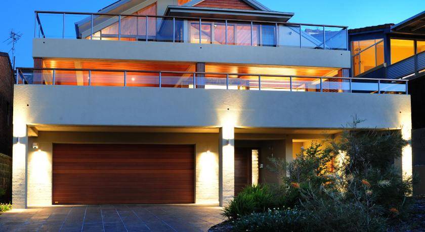 Emerald Beach House | 650 m² House ∙ 5 bedrooms ∙ 10 guests