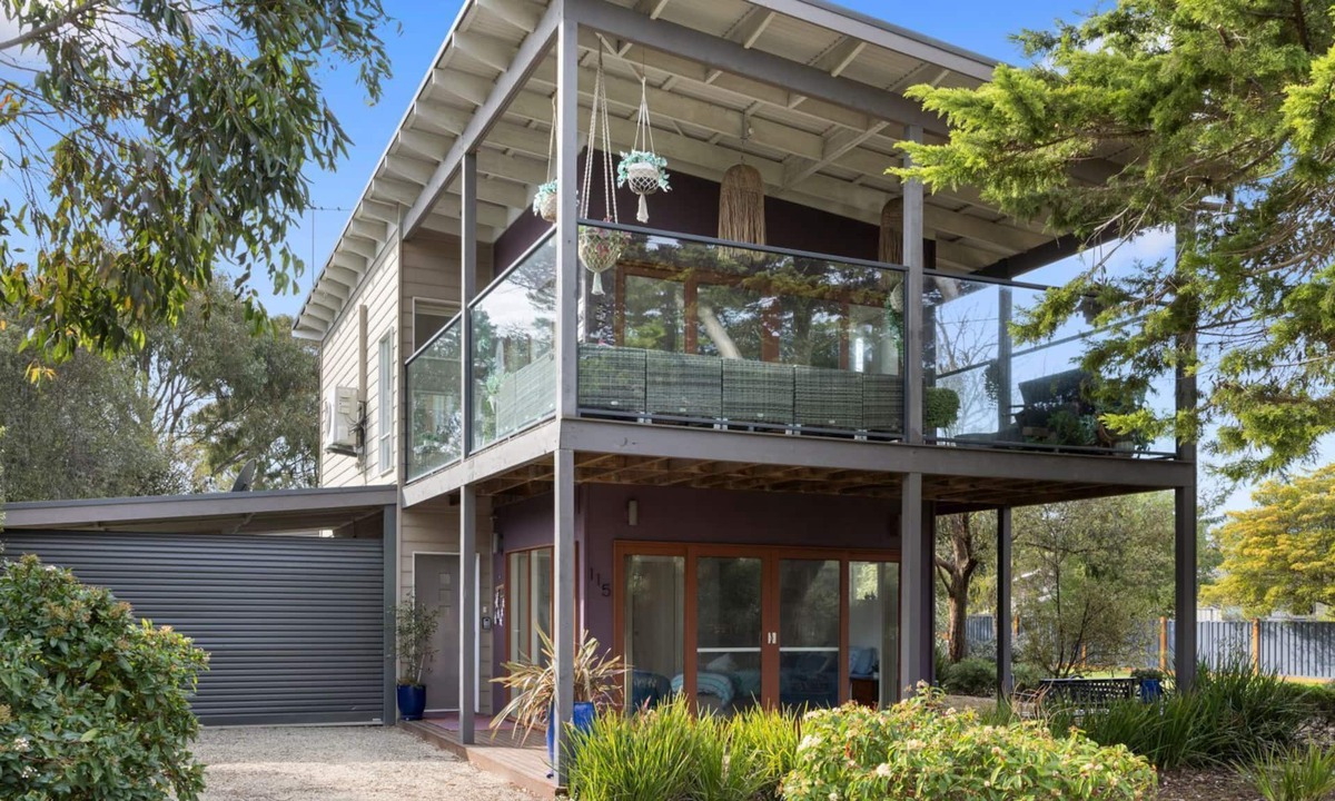 Cowes House | A headline for your advertisment eg "Beautiful spacious pet friendly home next to the ocean"