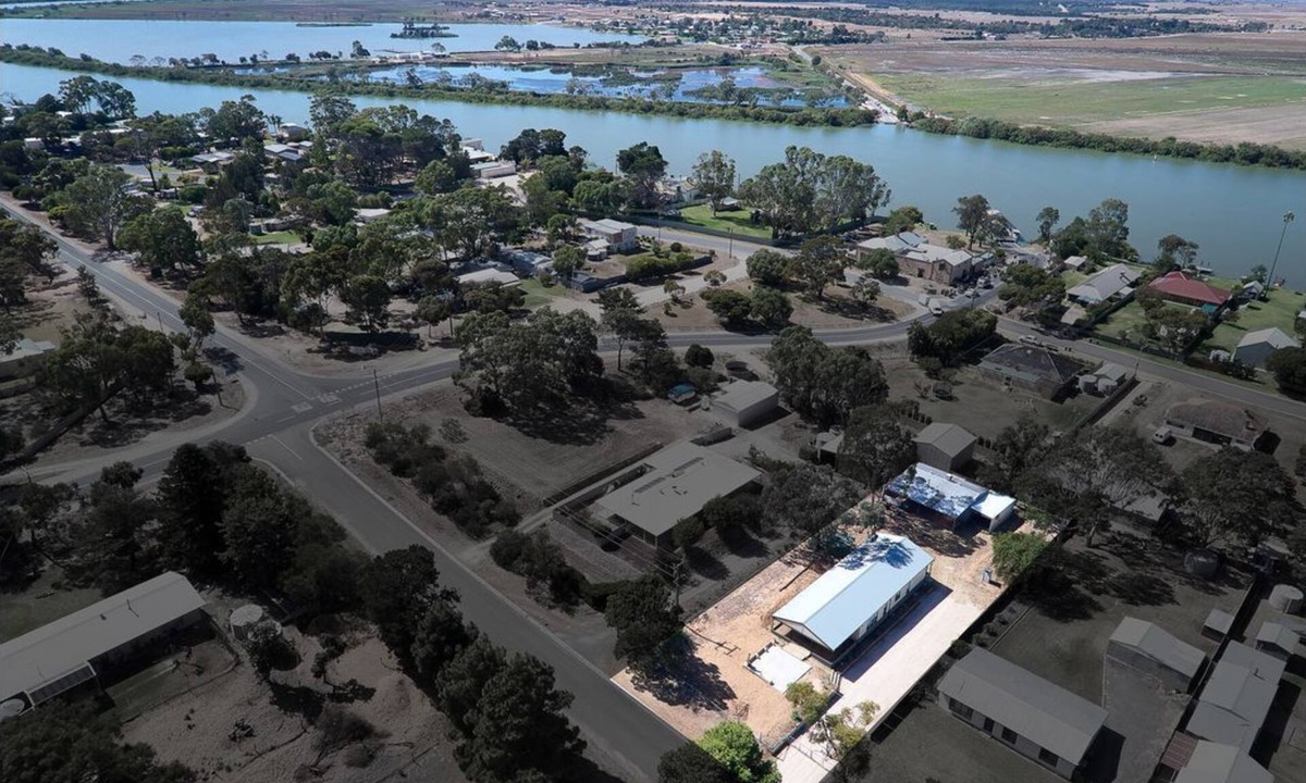 Wellington House | A house to fit all occasions- Water Skiing, Motor Sport Park or just relaxing