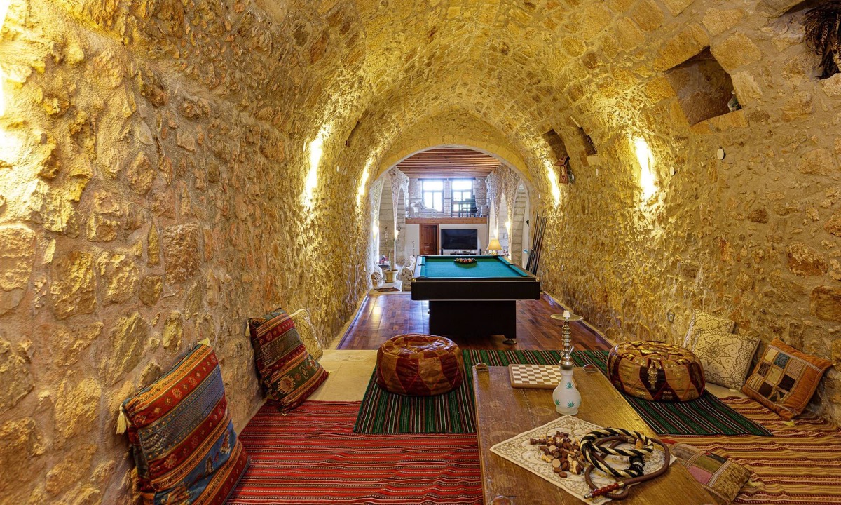 Maroulas Villa | A unique historical manor offers high quality interior and panoramic sea views.
