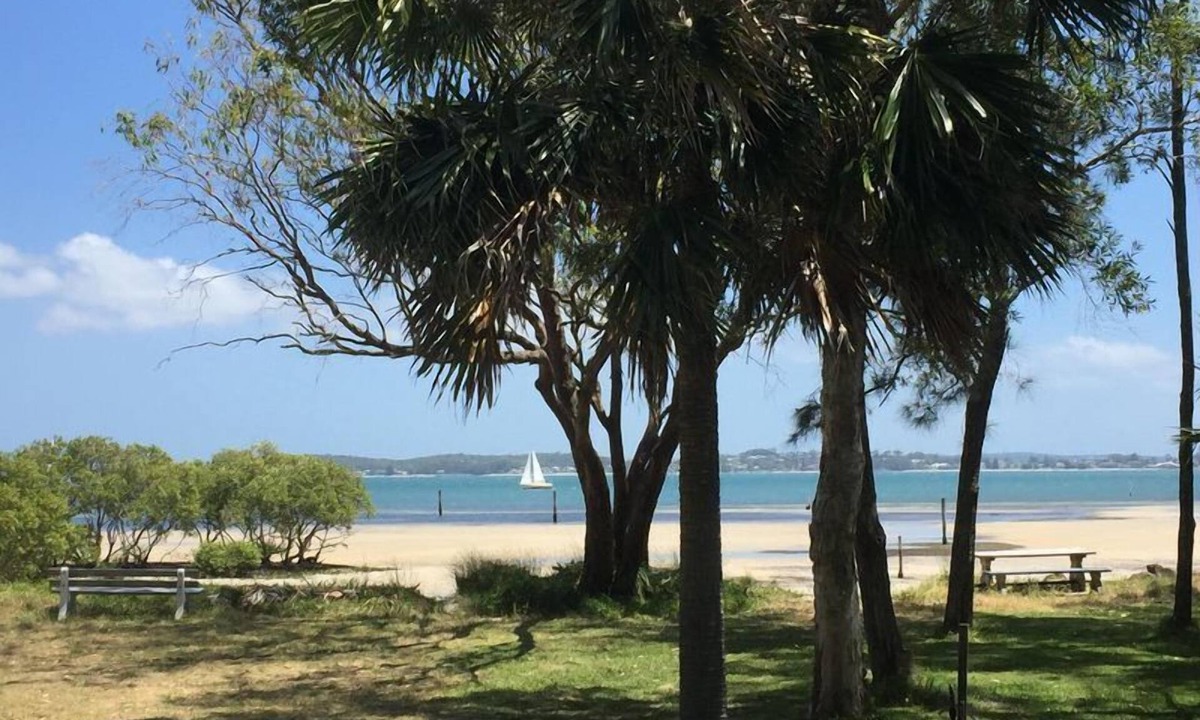 Mid-Coast Council House | ABSOLUTE BEACHFRONT PINDIMAR >Nbn WiFi with foxtel sports and various TV apps