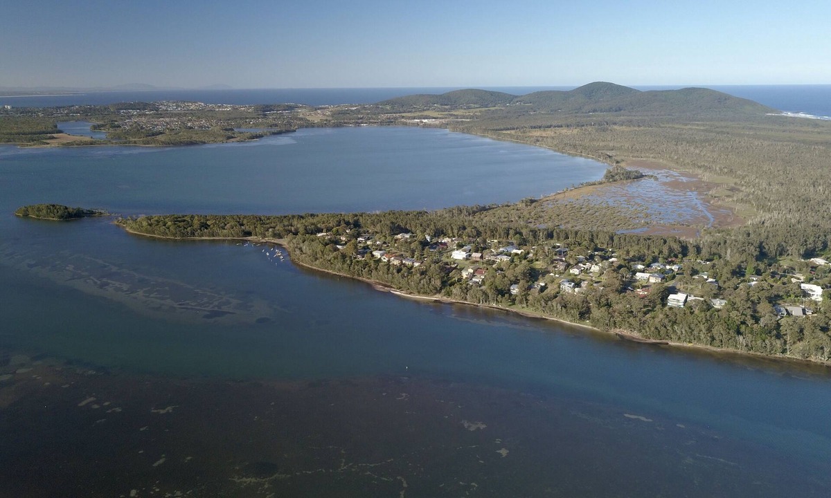 Green Point Cottage | Absolute lake front - lie in bed & listen to the fish jump!