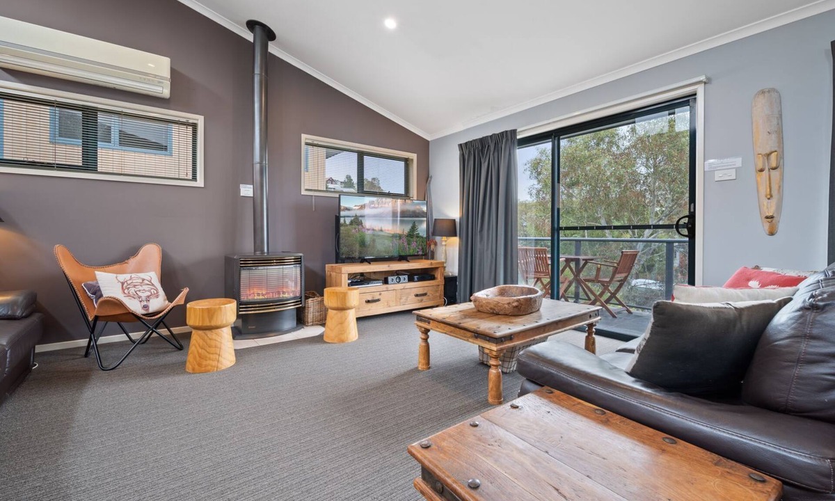 Jindabyne House | Acacia 2 - Modern 3BR Townhouse l Bath l WiFi l BBQ l Foxtel