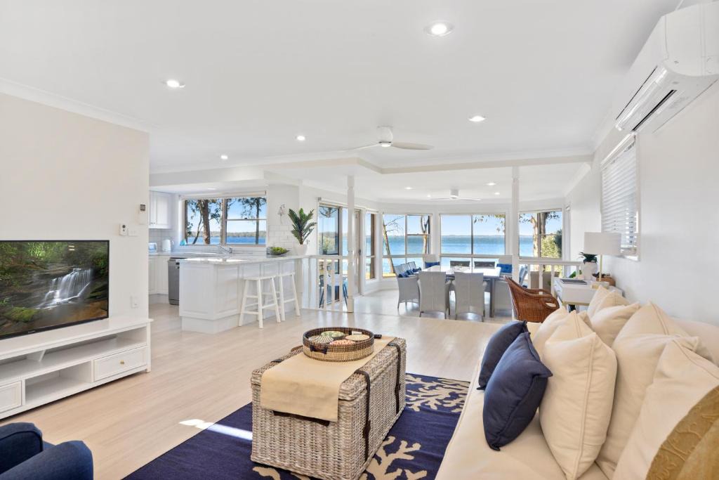 St. Georges Basin House | Adrift Retreat - St Georges Basin Waterfront Home