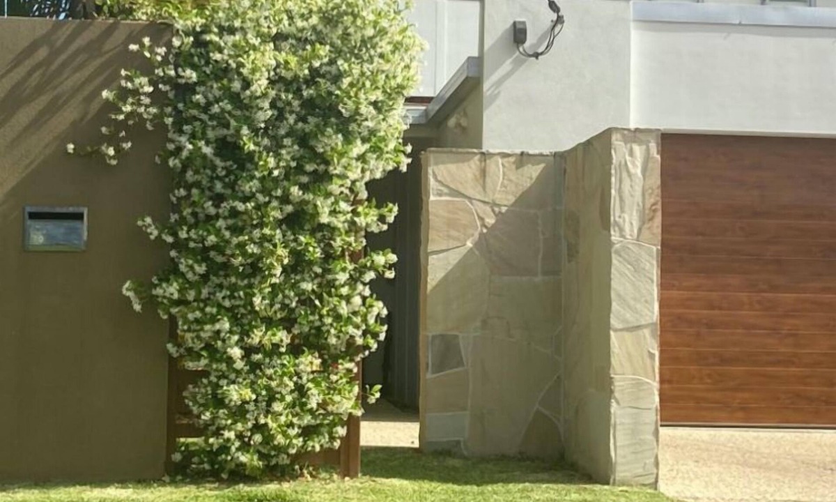 Moffat Beach House | Alkadema @ Moffat with separate self contained Boudoir, just 400m from the beach