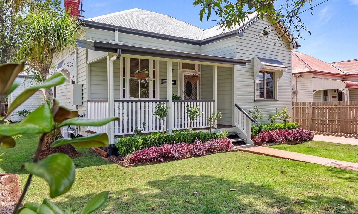 South Toowoomba House | Ambiente Cottage - Pet and Family Friendly.
