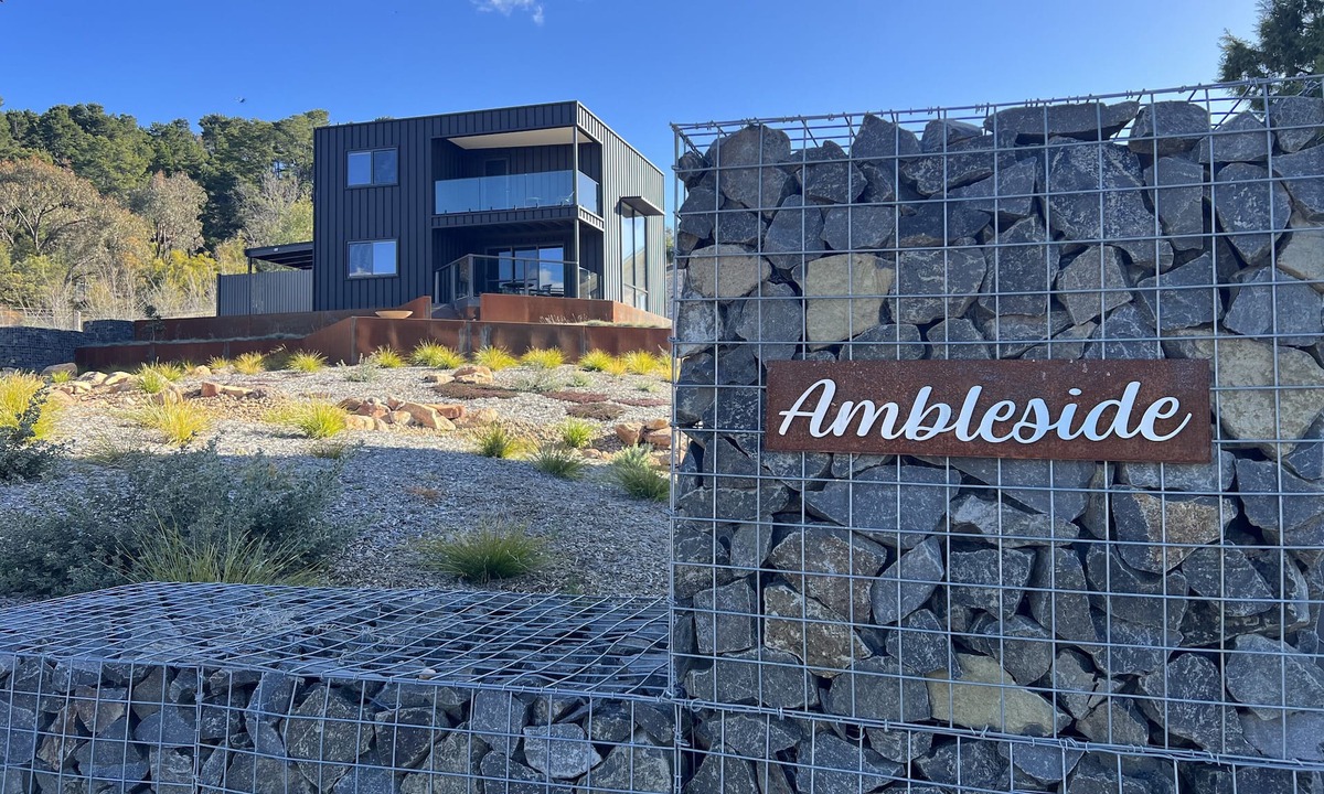 Mount Panorama Apartment | Ambleside - Mt Panorama Racing Circuit. Stay trackside on Conrod Straight!