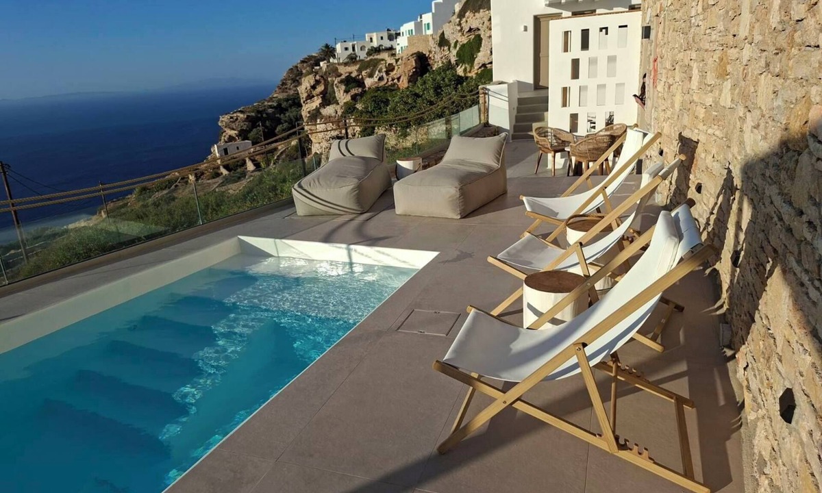 Folegandros Town Apartment | ANDELIAS SIGNATURE SUITES