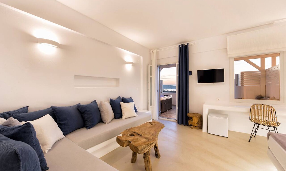 Nea Cryssi Akti Hotel | Anna Platanou Suites