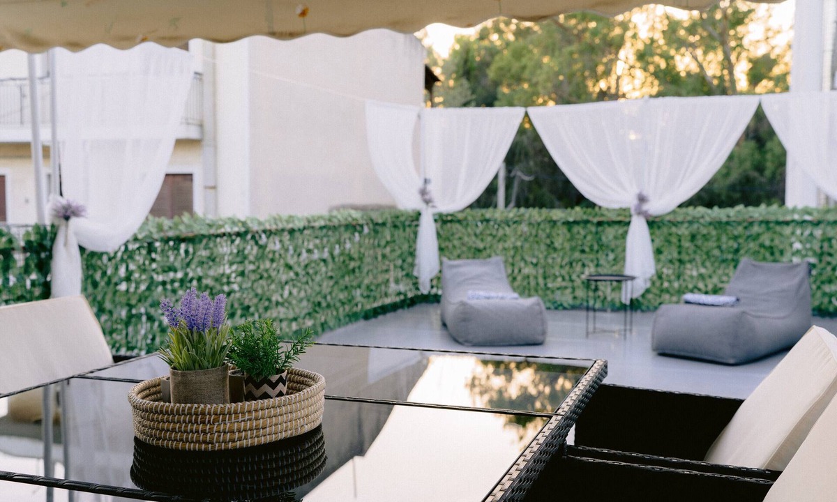 Aigaleo Apartment | Apartment 'Chris with A Veranda' with Shared Terrace, Wi-Fi and Air Conditioning