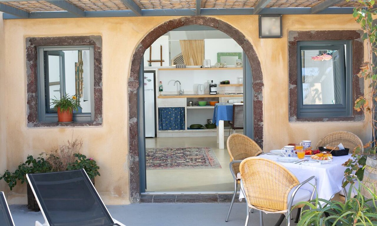 Finikia Apartment | Apartment in A Hotel 'Luxury Winery Cave' with Wi-Fi and Air Conditioning
