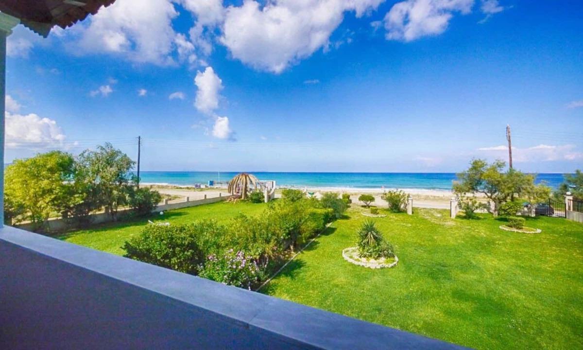 Almiros Beach Apartment | Apartment right on the beach with sea views on the north coast
