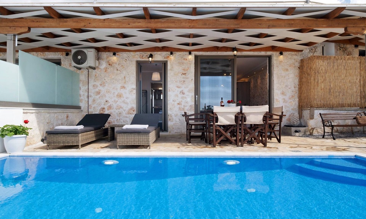 Tsoukaladhes Villa | Apartment 'Suite Iro' with Sea View, Wi-Fi and Air Conditioning