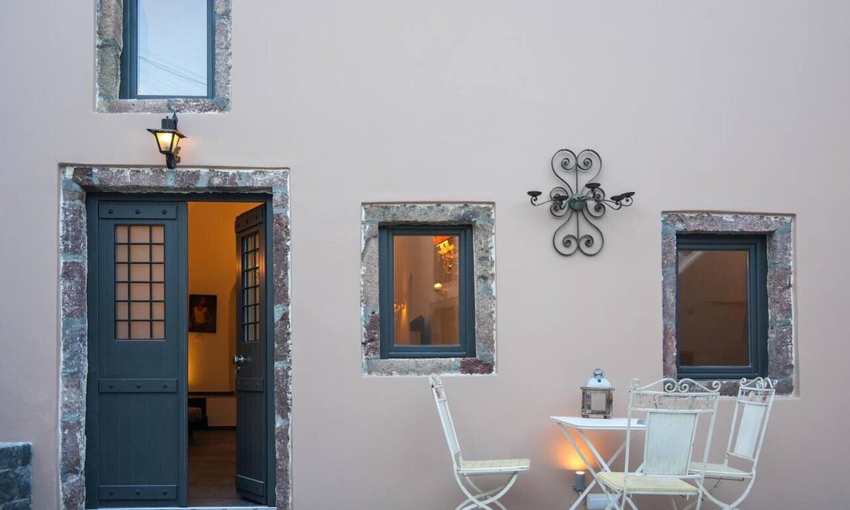 Emporio Apartment | Apartment 'Superior One-Bedroom' with Wi-Fi and Air Conditioning