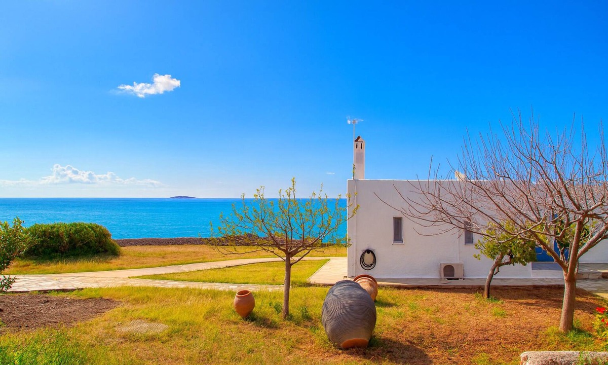 Spetses Villa | Aroura Homes 4BR Beachfront Villa