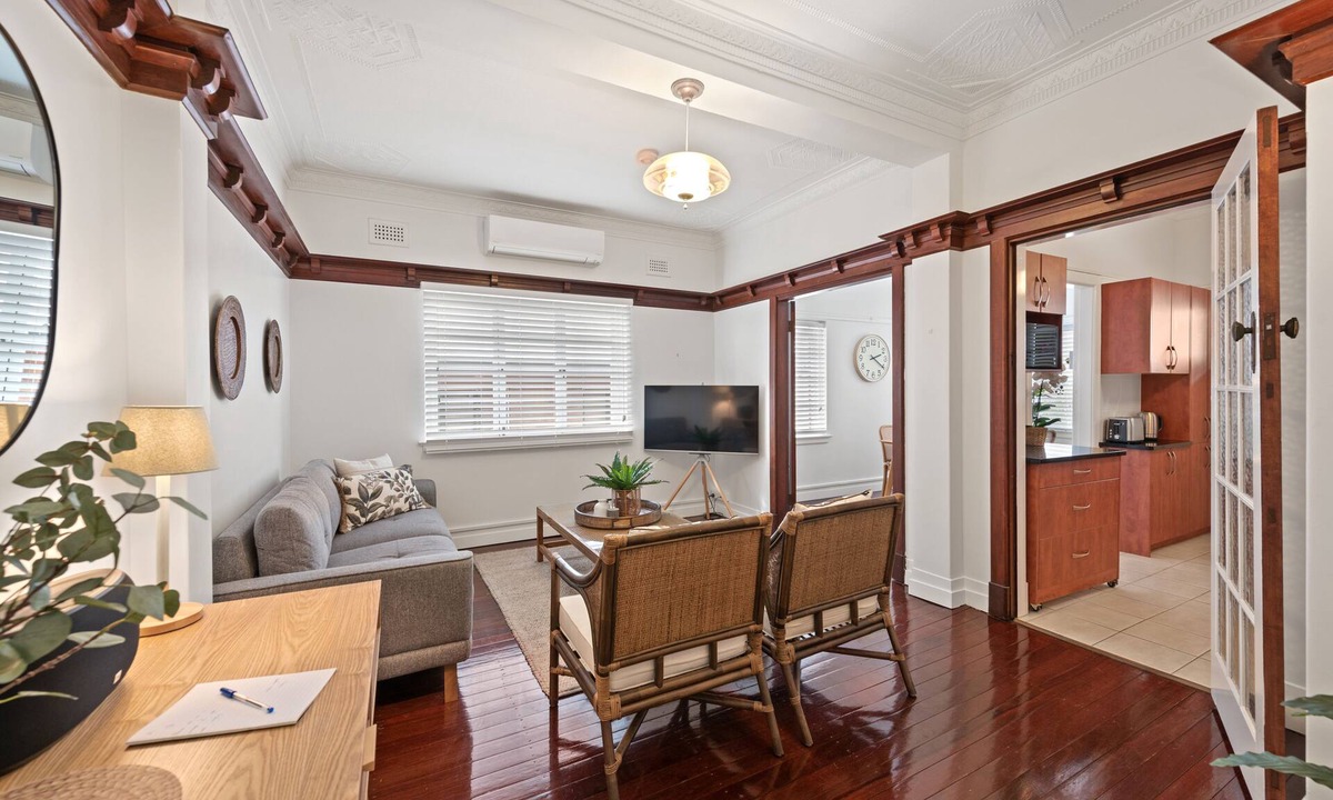 Clayfield Apartment | Art Deco in Ascot! ~ 2Bed/1Bath/1Car