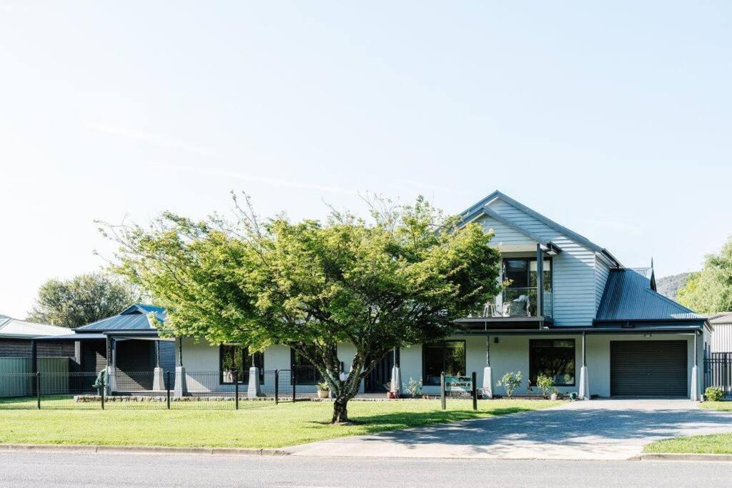Porepunkah House | Athlete's Retreat - 21A Service Street