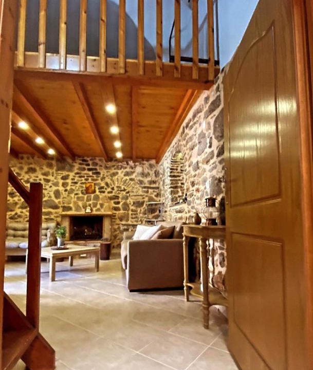Mesta House | August castle house