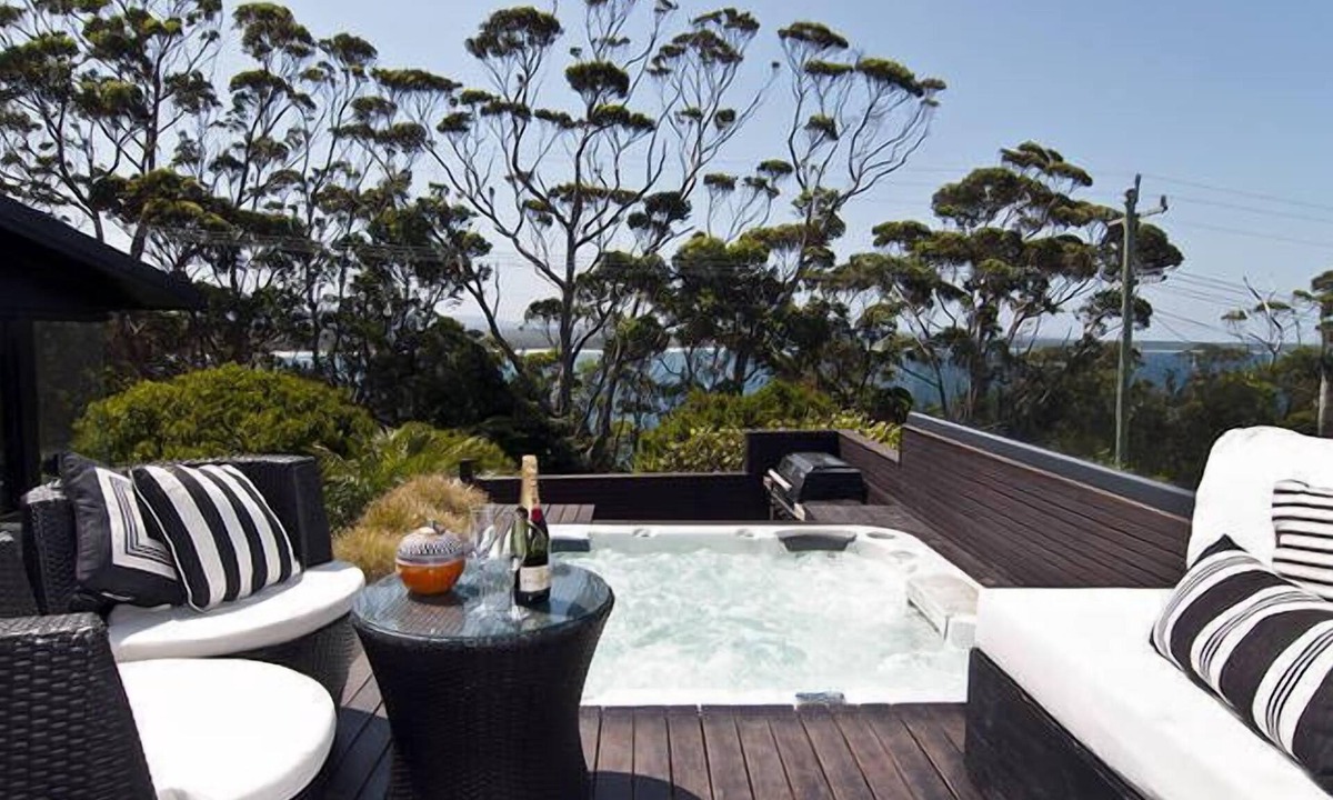 Mollymook Beach House | BANNISTER COVE MOLLYMOOK - Art House - spa -