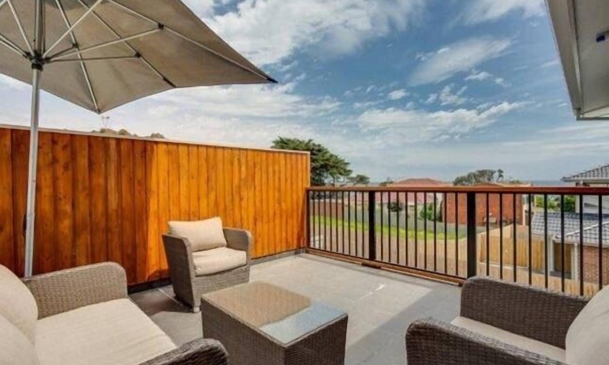 Dromana House | Barefoot Beach House -30 Second Walk to Swimming Beach, Amazing Bay & Hill views