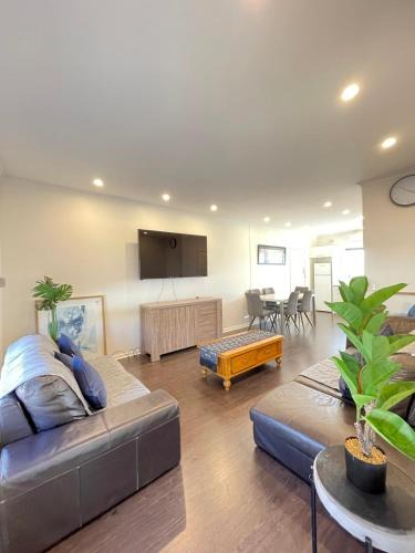Glenelg North Apartment | Beach apartment 22 esplanade sea-views