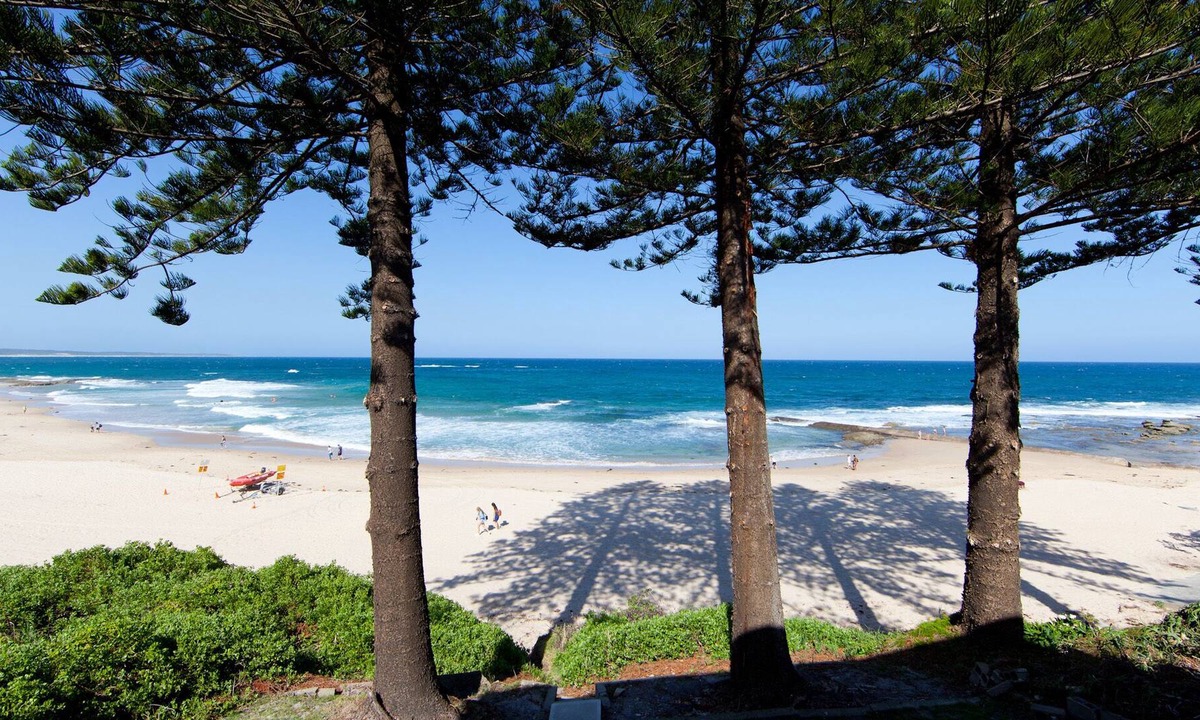 Blue Bay Apartment | BEACH FRONT PROPERTY 180 DEGREE VIEWS WITH BEACH AT YOUR DOOR STEP!