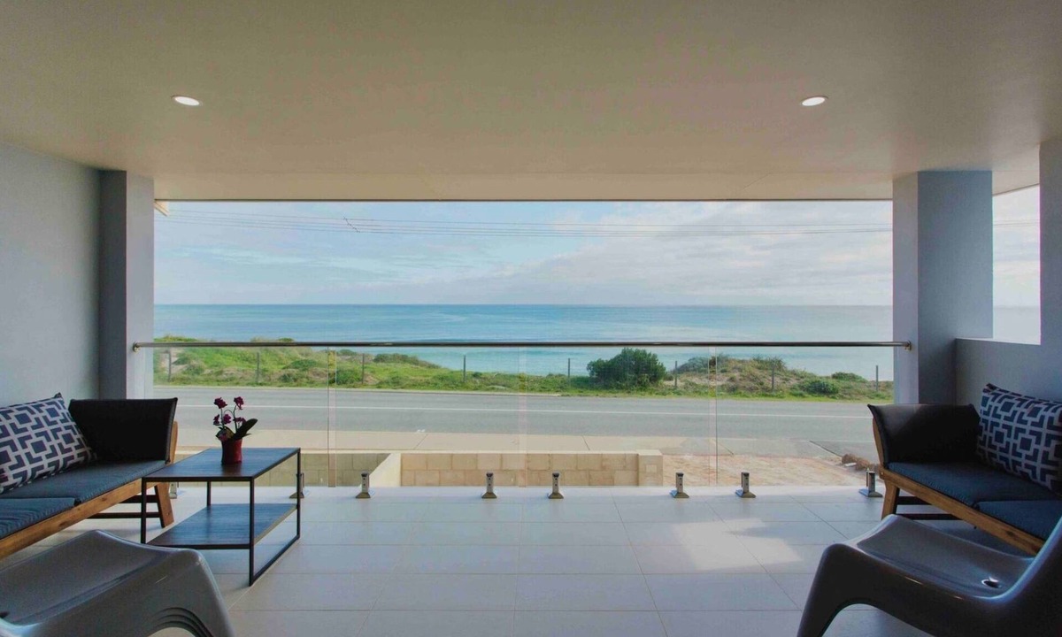 Halls Head House | Beachfront family/pet friendly accommodation, pefect summer getaway!