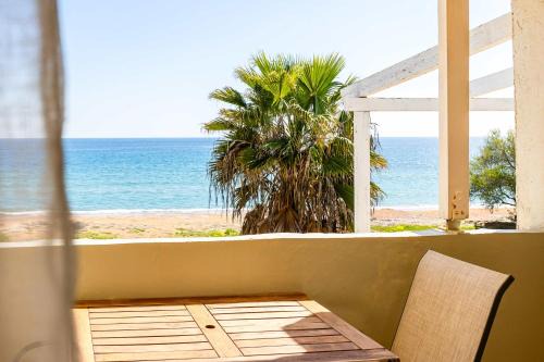 Pylos-Nestoras Apartment | Beachfront Nest Memi Koroni-Seaheaven House B3