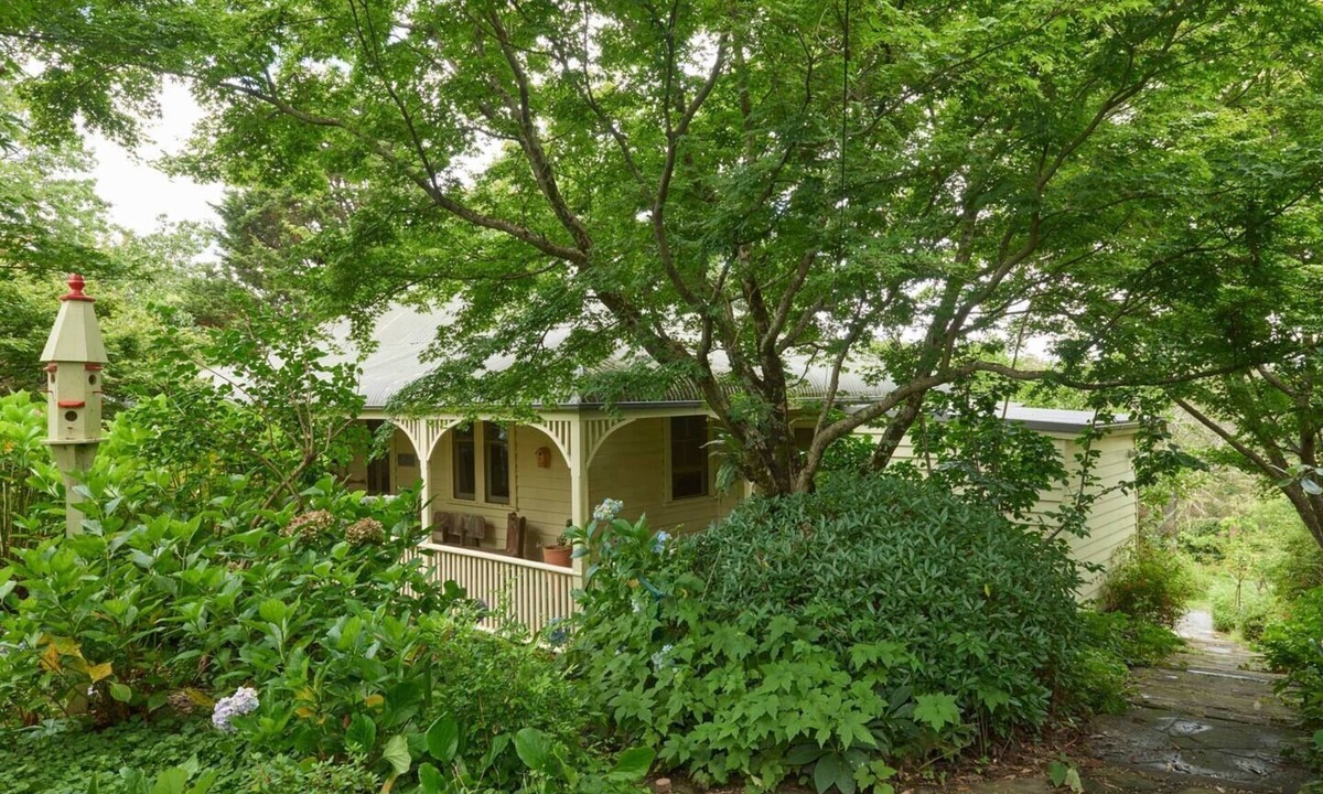 Hazelbrook Cottage | Beautiful Architecturally Designed Cottage in Blue Mountains w/Valley Views