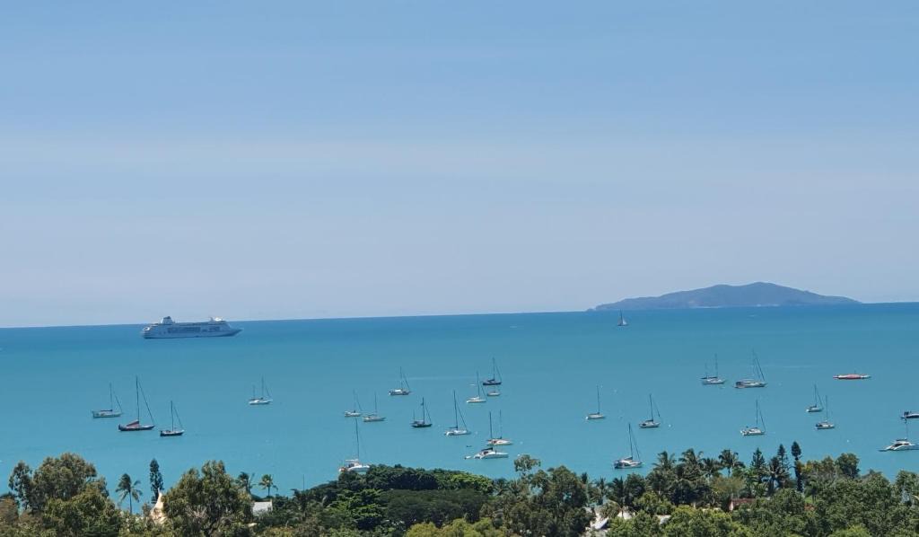 Airlie Beach Apartment | Bella Vista Pets ok no pet without Calling host prior to booking t&C apply
