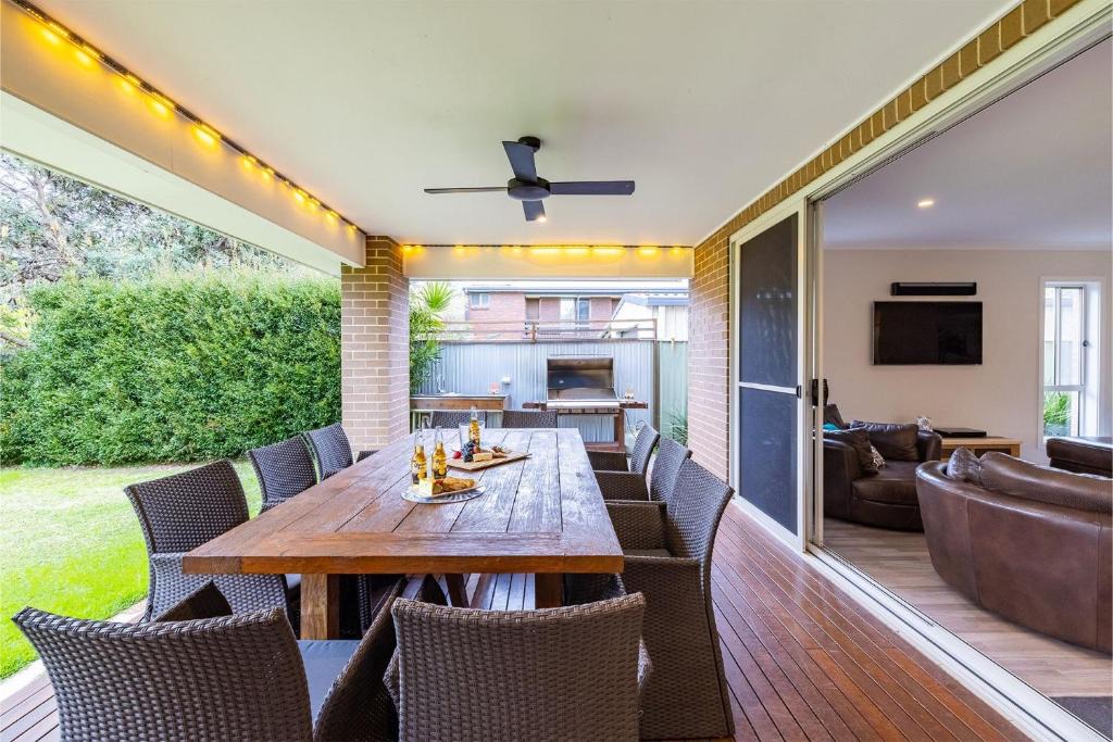 Nelson Bay House | Big Wave At Shoal Bay 8 Achilles St large home with ducted air con Wi Fi and Linen